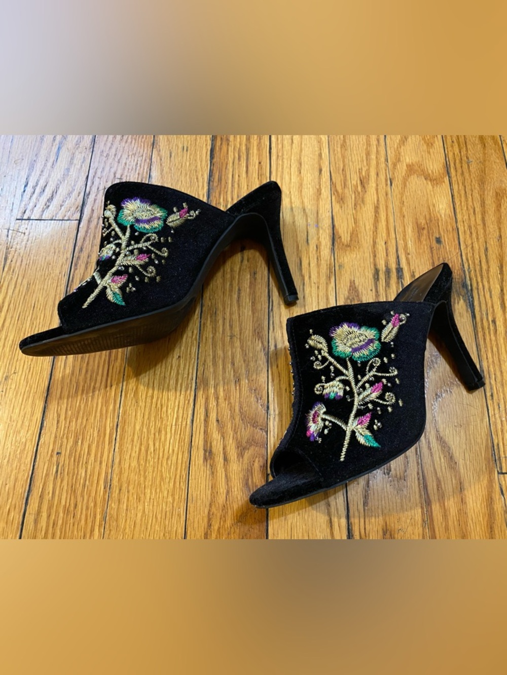 Urban Outfitters: Embroidered mules